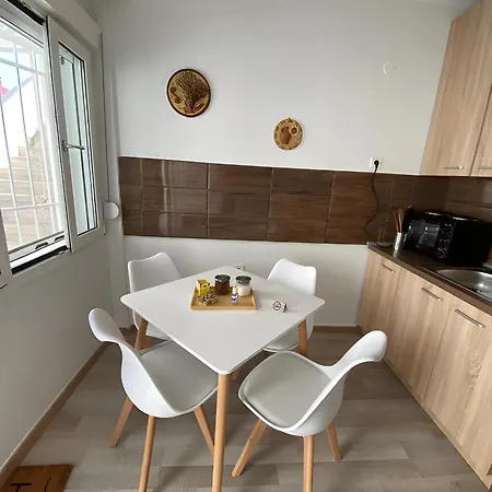 Nouri Schoene In Direkter Strandnaehe, Schnelles Internet, Freies Parken, Nahe Flughafen Apartment *
